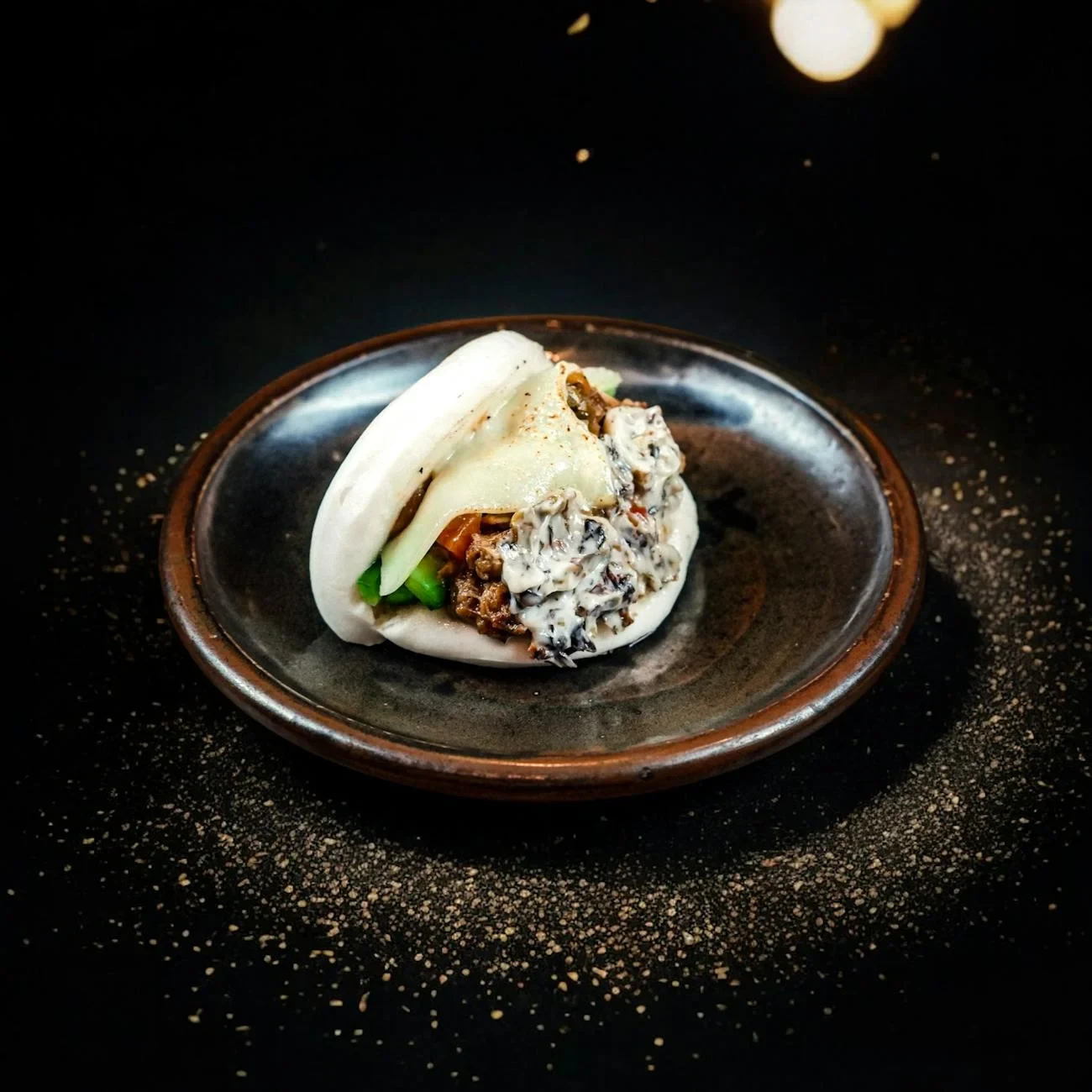 Pizzas dorées sorties du four à bois